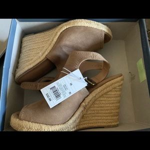 NIB Universal Thread Malia Wedge Sandals